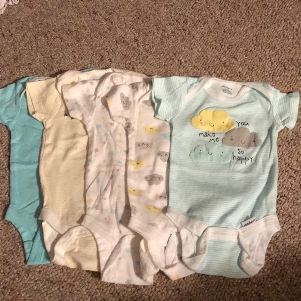 Gerber cloud onesie set of #5 size 0-3 months